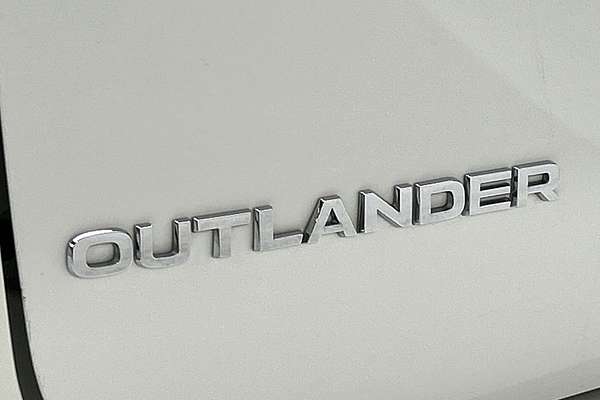 2024 Mitsubishi Outlander ES ZM