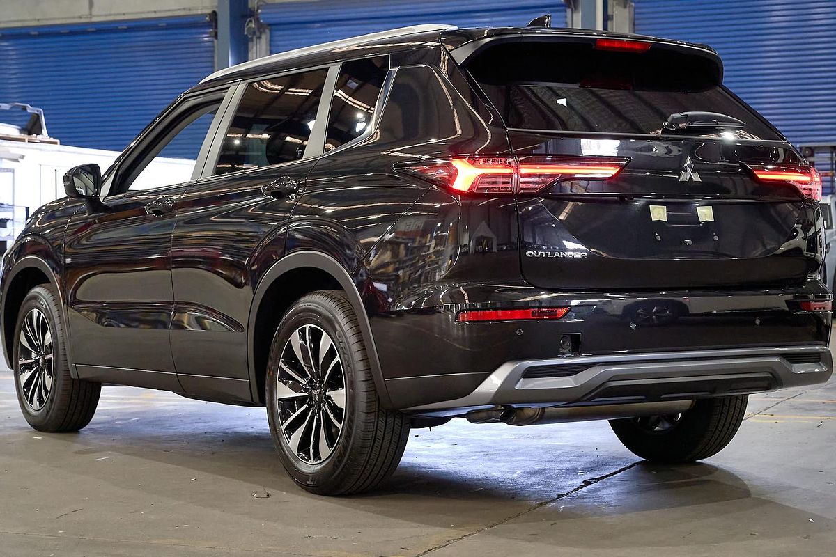 2025 Mitsubishi Outlander LS ZM