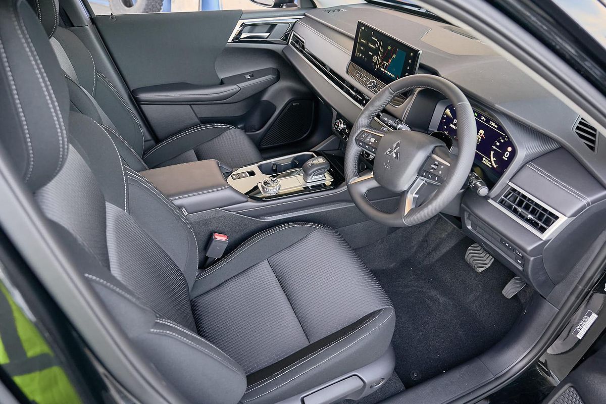 2025 Mitsubishi Outlander LS ZM