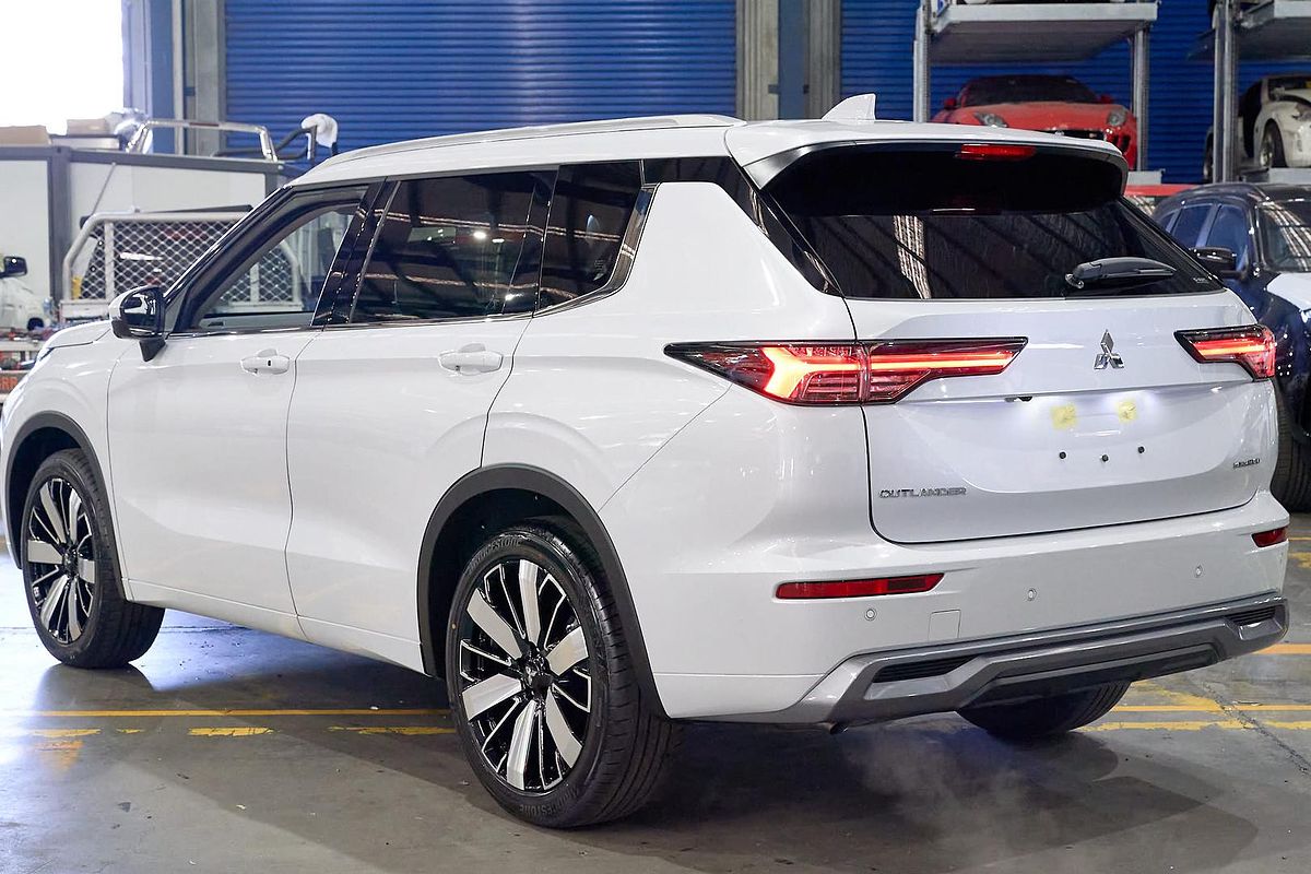 2025 Mitsubishi Outlander Exceed ZM
