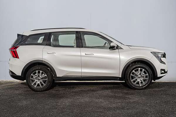 2023 Mahindra XUV700 AX7L