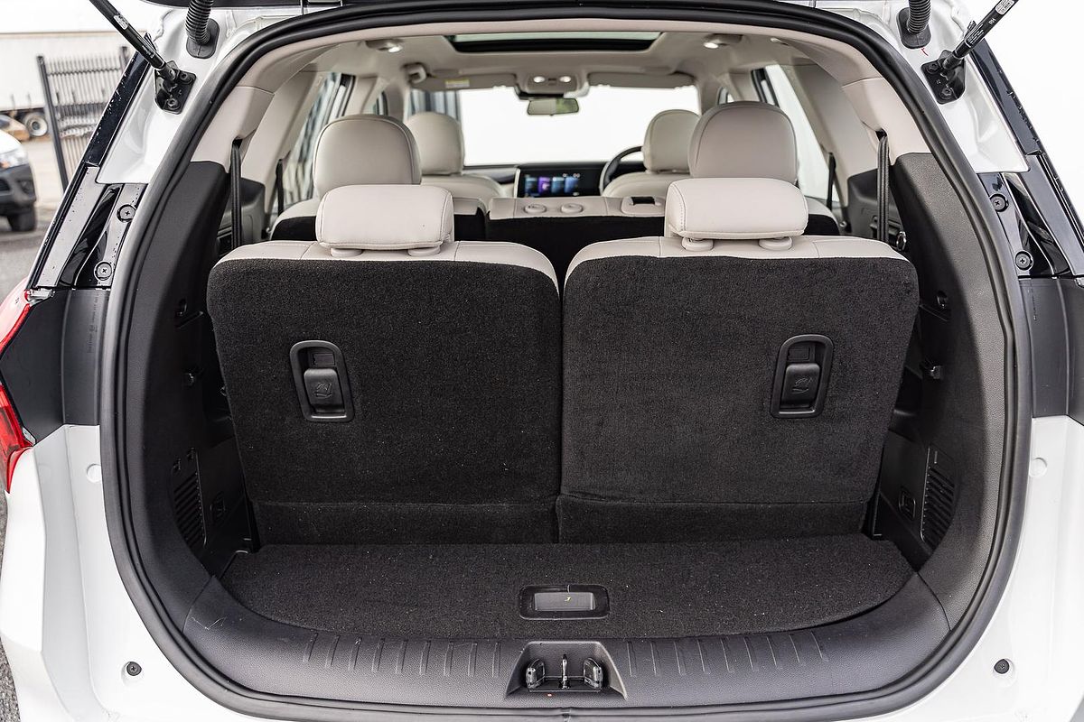 2023 Mahindra XUV700 AX7L