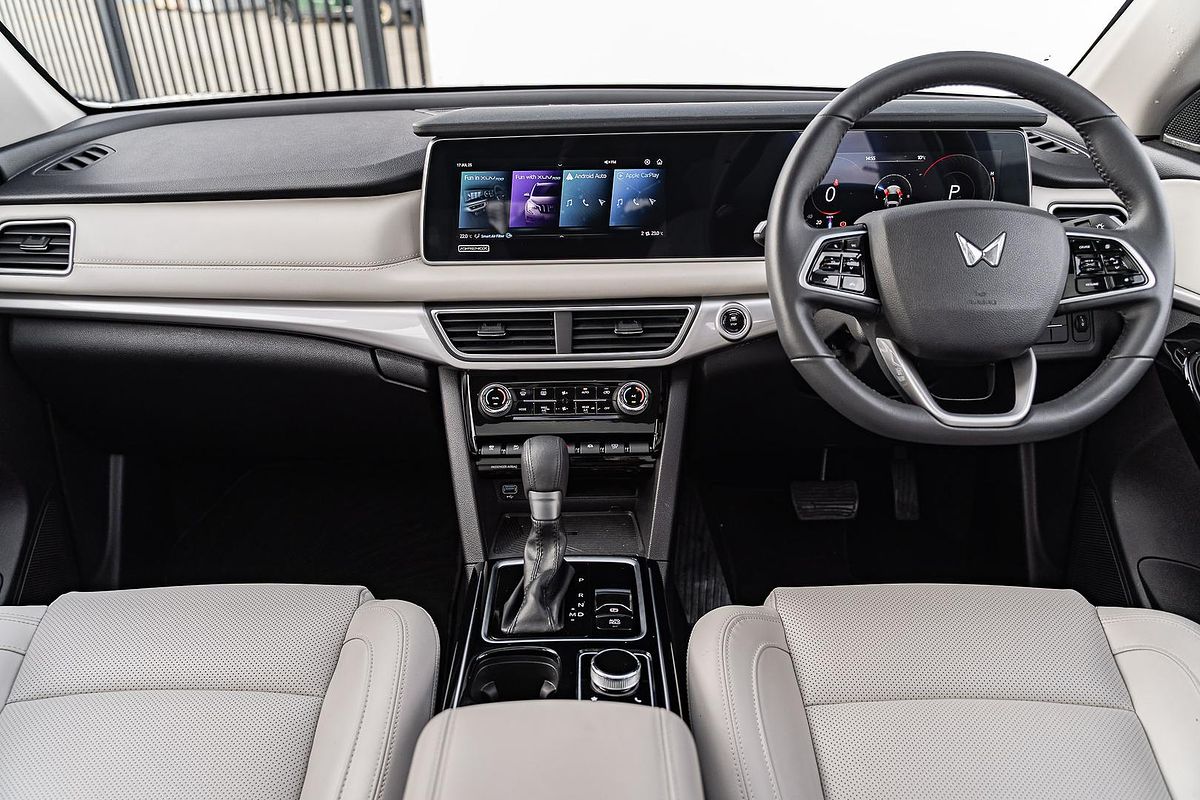 2023 Mahindra XUV700 AX7L