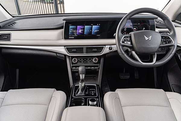 2023 Mahindra XUV700 AX7L