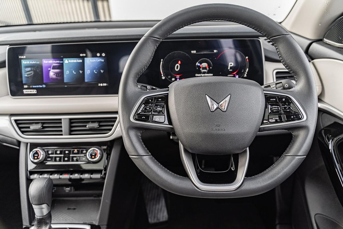 2023 Mahindra XUV700 AX7L
