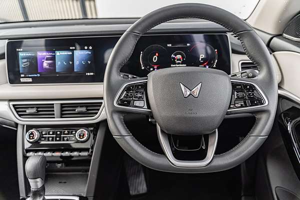 2023 Mahindra XUV700 AX7L