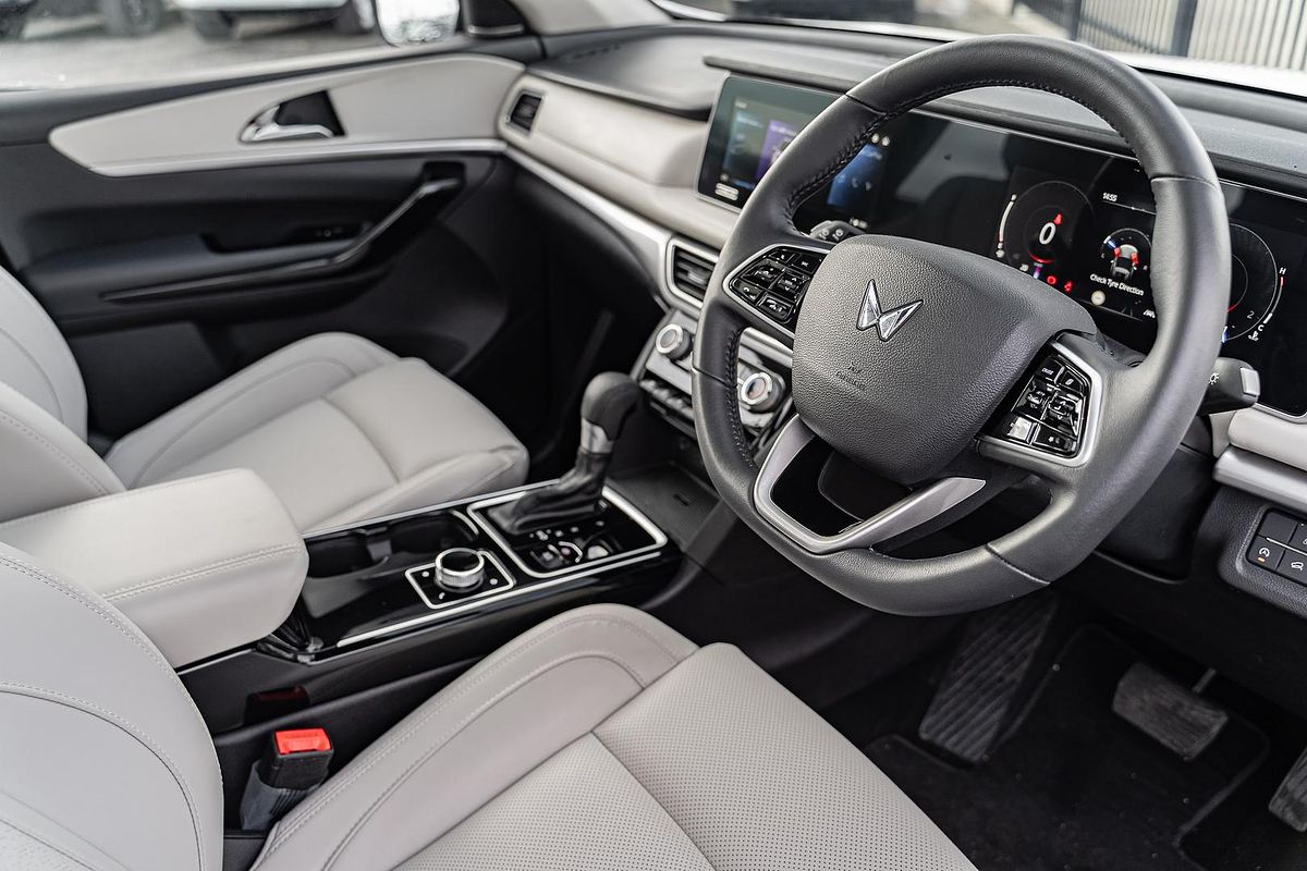 2023 Mahindra XUV700 AX7L