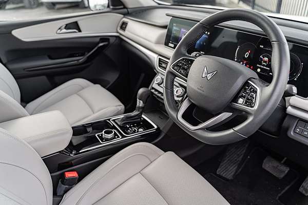 2023 Mahindra XUV700 AX7L