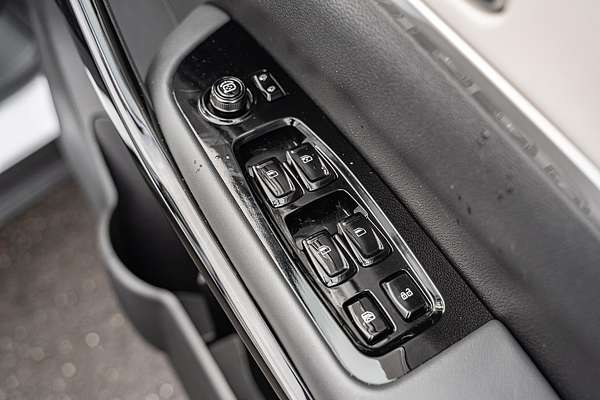 2023 Mahindra XUV700 AX7L