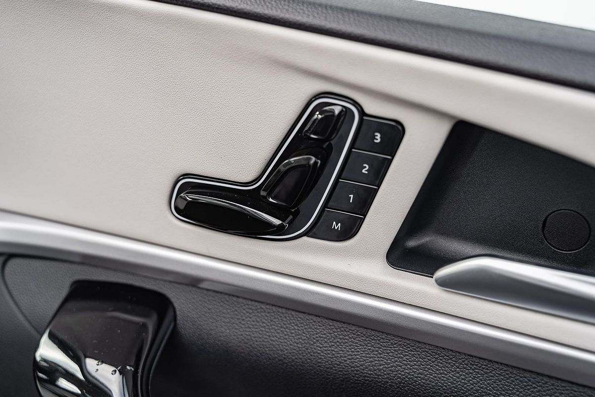 2023 Mahindra XUV700 AX7L