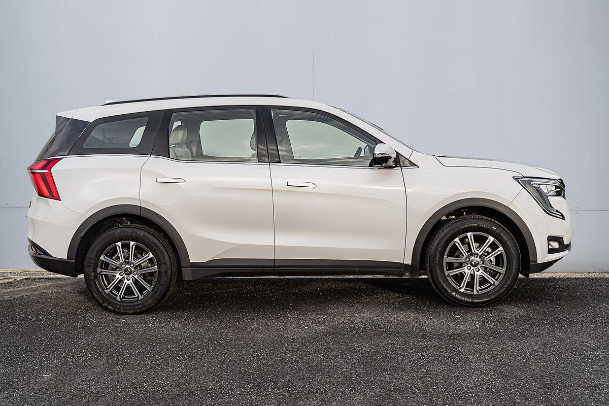 2023 Mahindra XUV700 AX7L