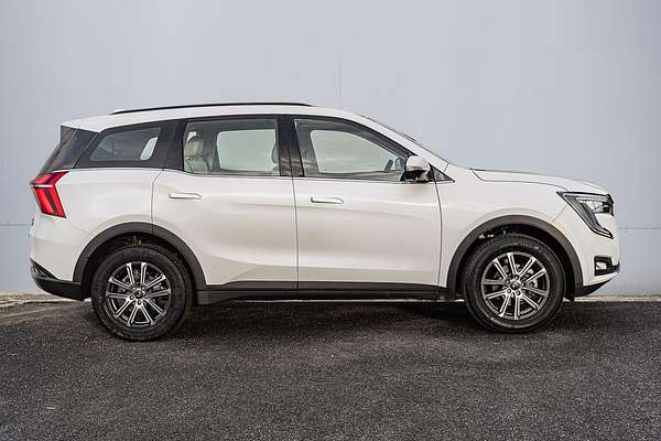 2023 Mahindra XUV700 AX7L