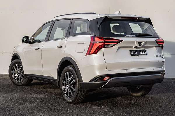 2023 Mahindra XUV700 AX7L