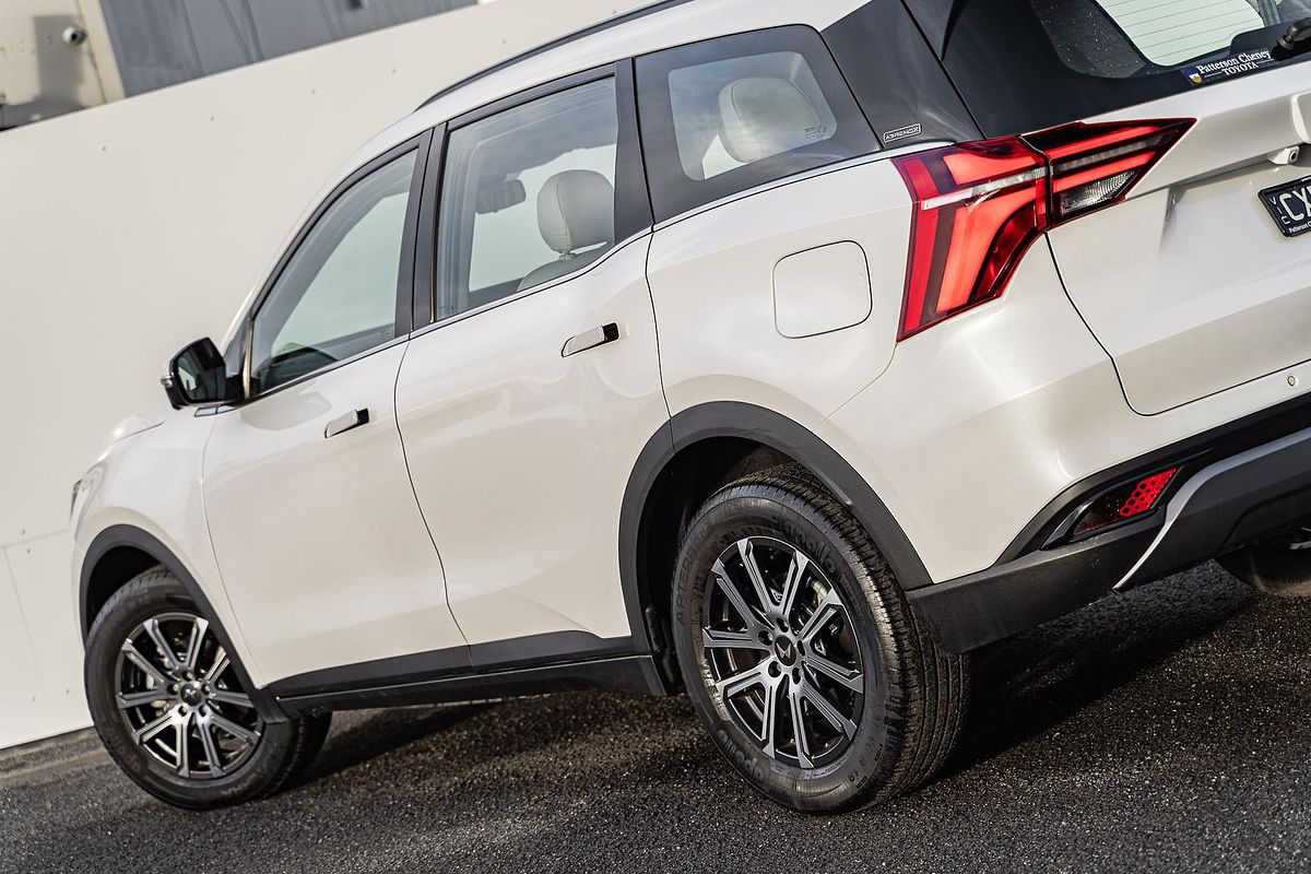 2023 Mahindra XUV700 AX7L