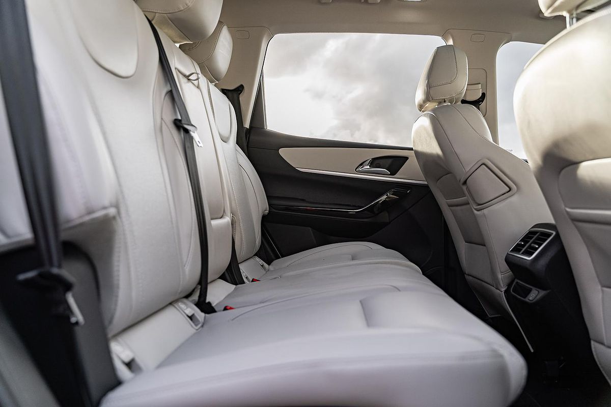 2023 Mahindra XUV700 AX7L