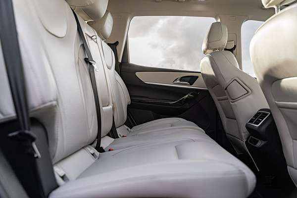 2023 Mahindra XUV700 AX7L