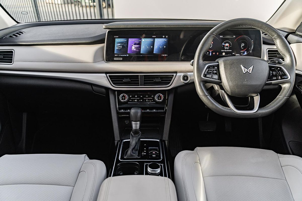 2023 Mahindra XUV700 AX7L