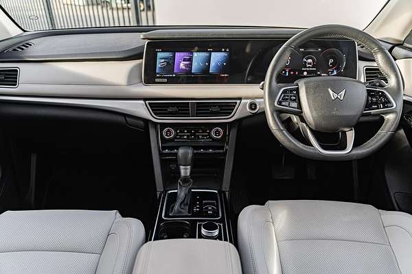 2023 Mahindra XUV700 AX7L