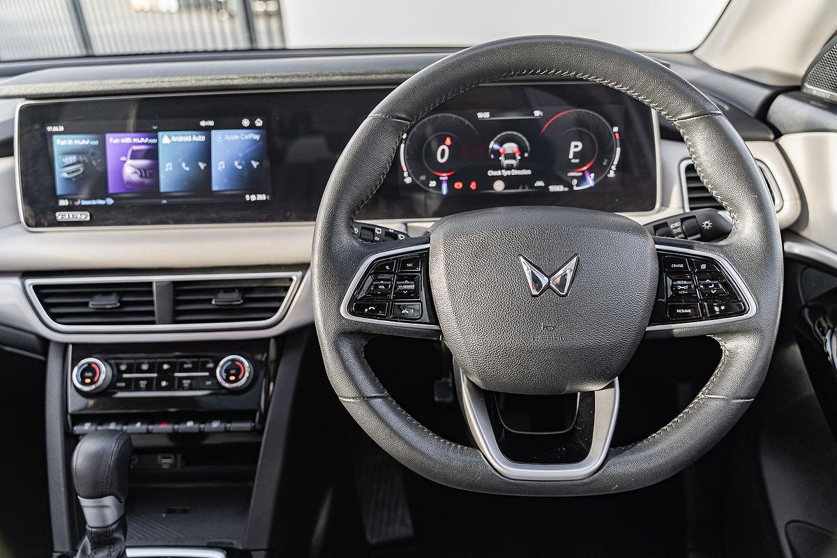 2023 Mahindra XUV700 AX7L