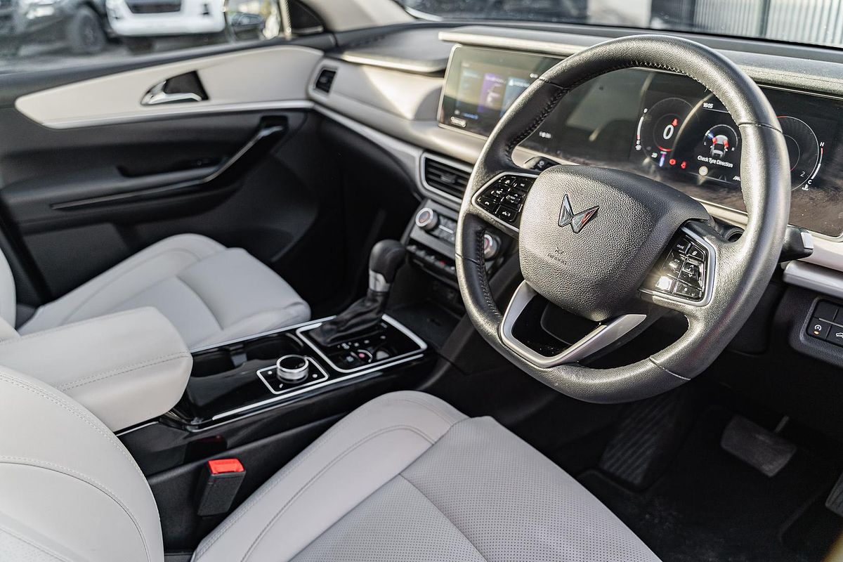 2023 Mahindra XUV700 AX7L