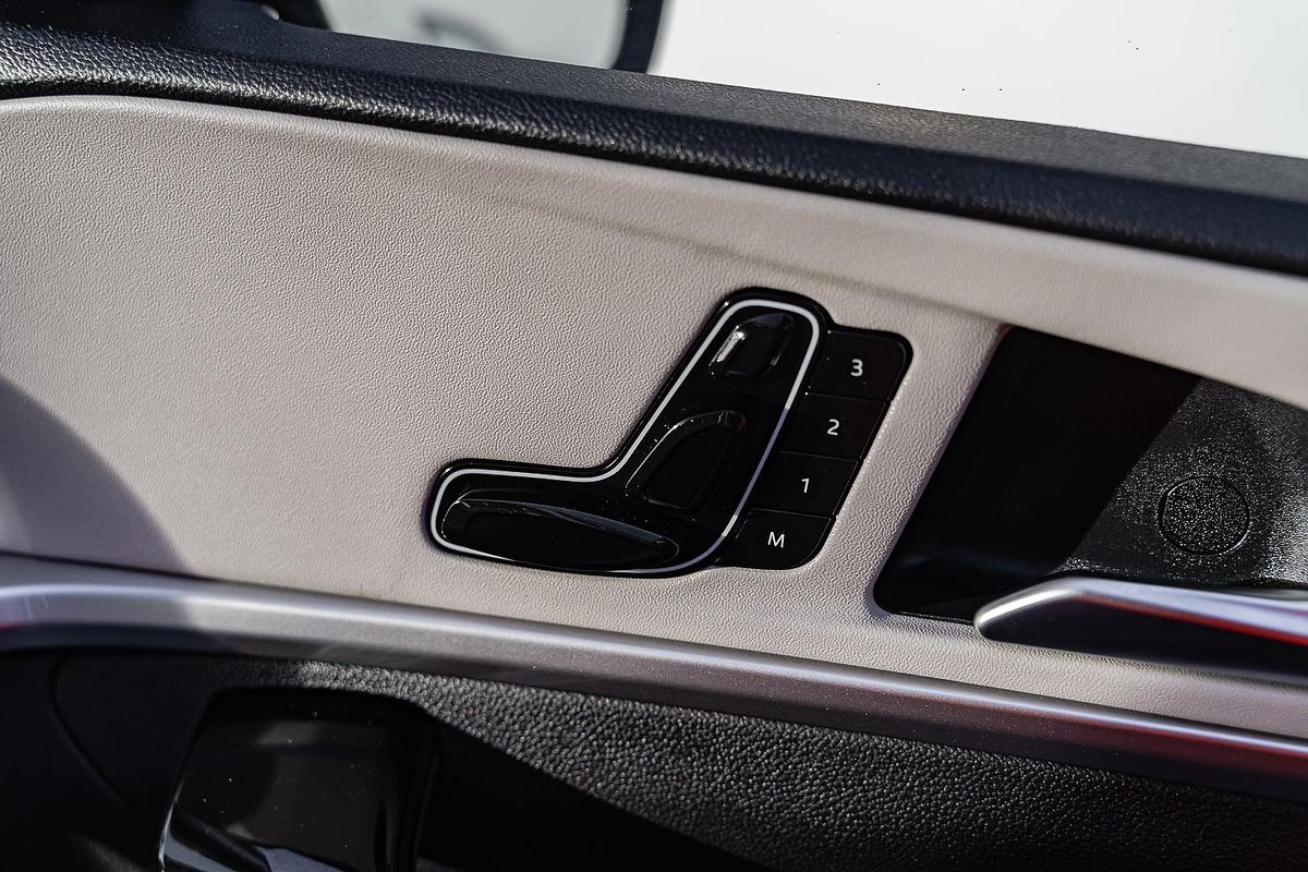 2023 Mahindra XUV700 AX7L
