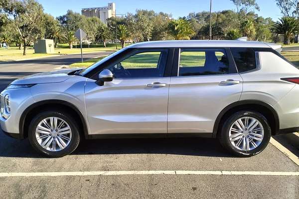2022 Mitsubishi Outlander ES ZM