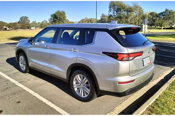 2022 Mitsubishi Outlander ES ZM
