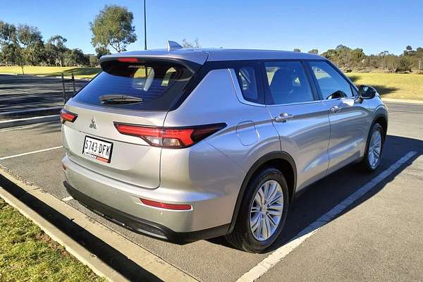 2022 Mitsubishi Outlander ES ZM