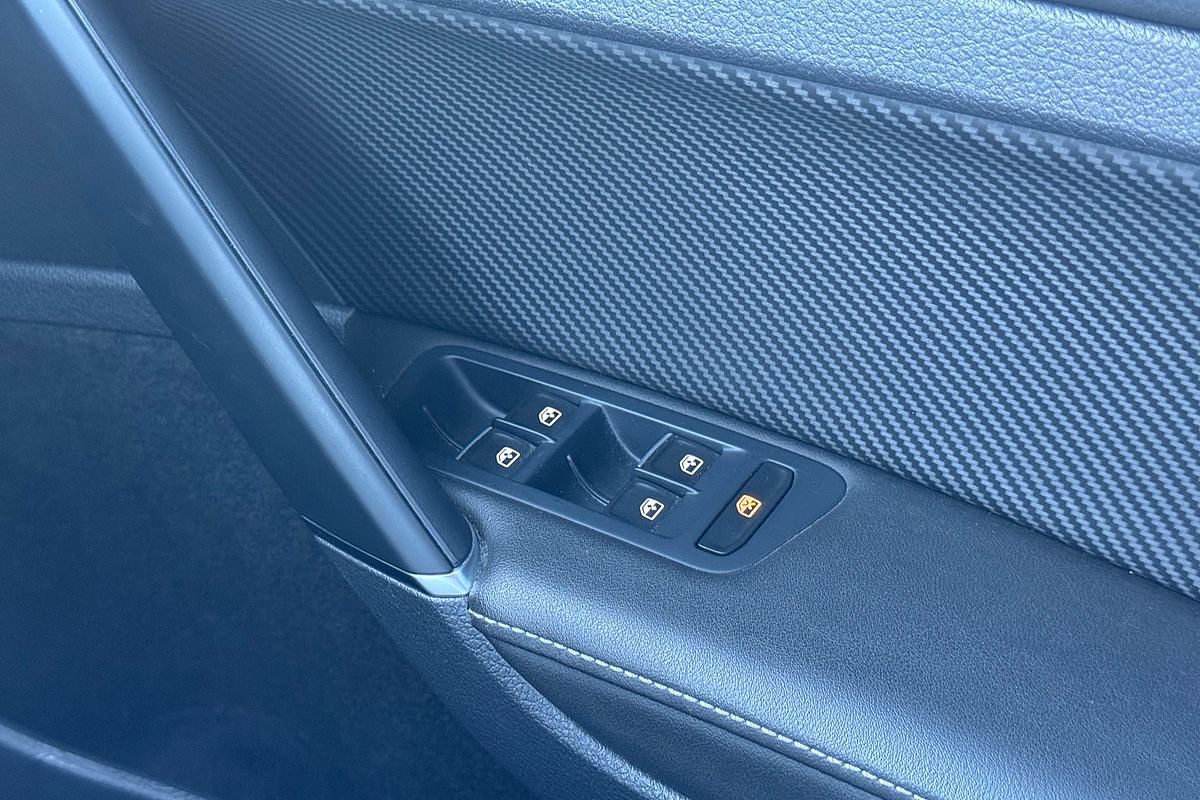 2015 Volkswagen Golf R Wolfsburg Edition 7