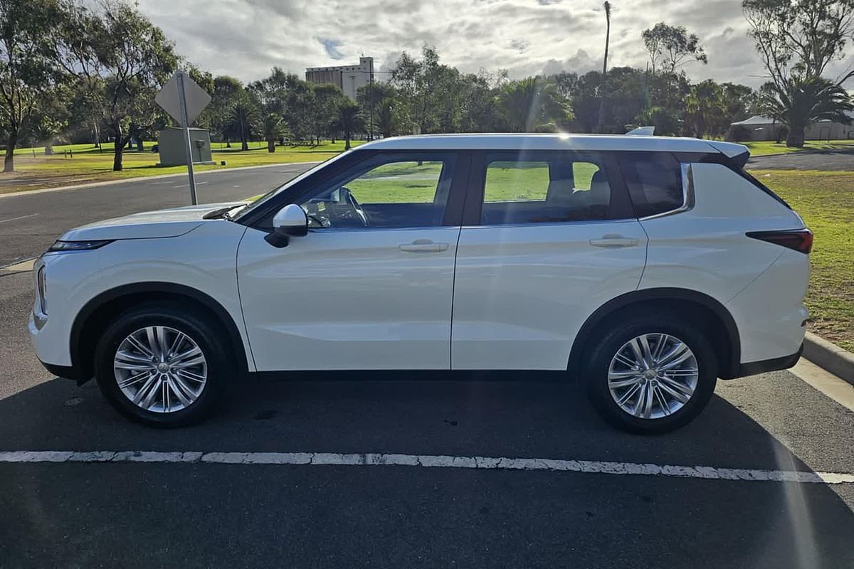 2024 Mitsubishi Outlander ES ZM