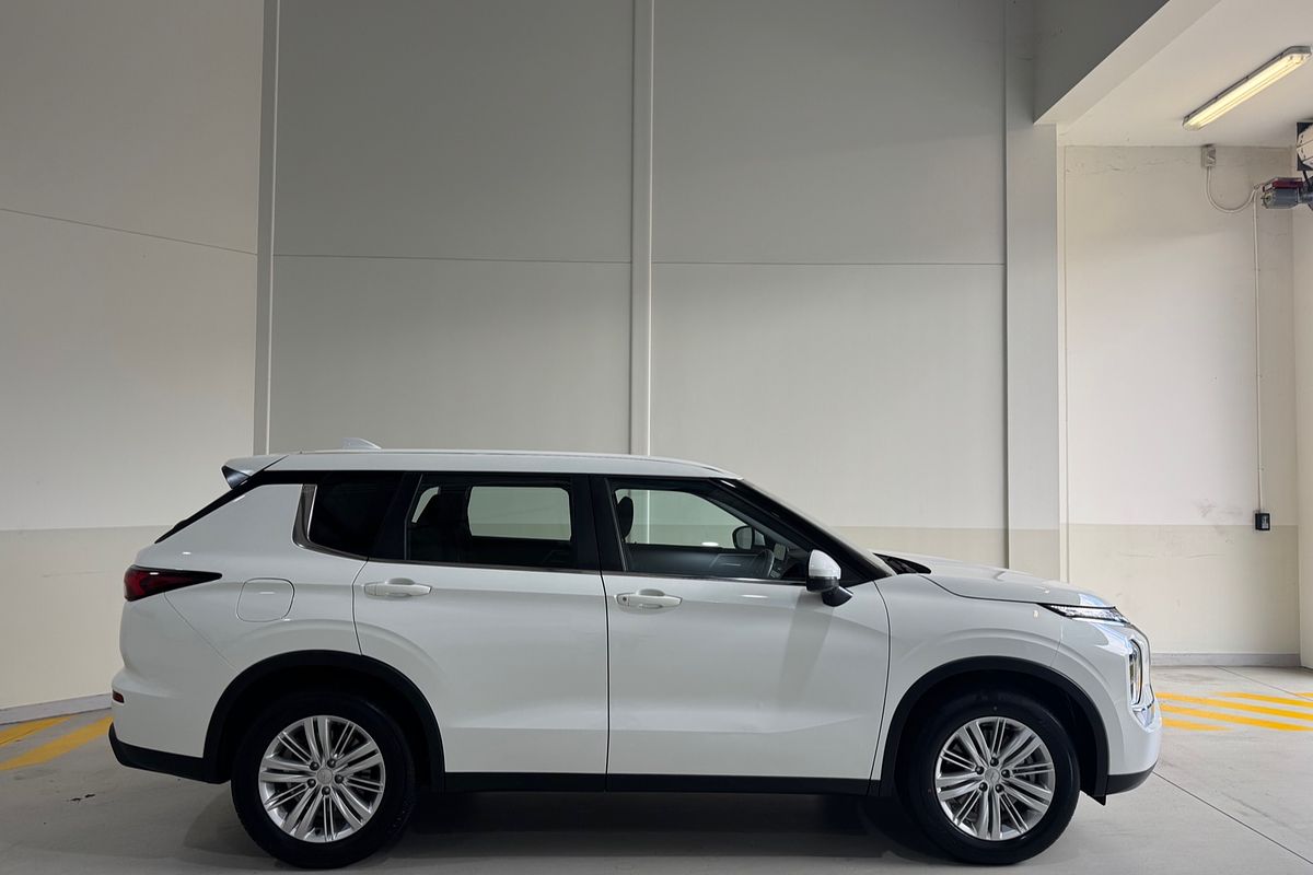 2022 Mitsubishi Outlander ES ZM