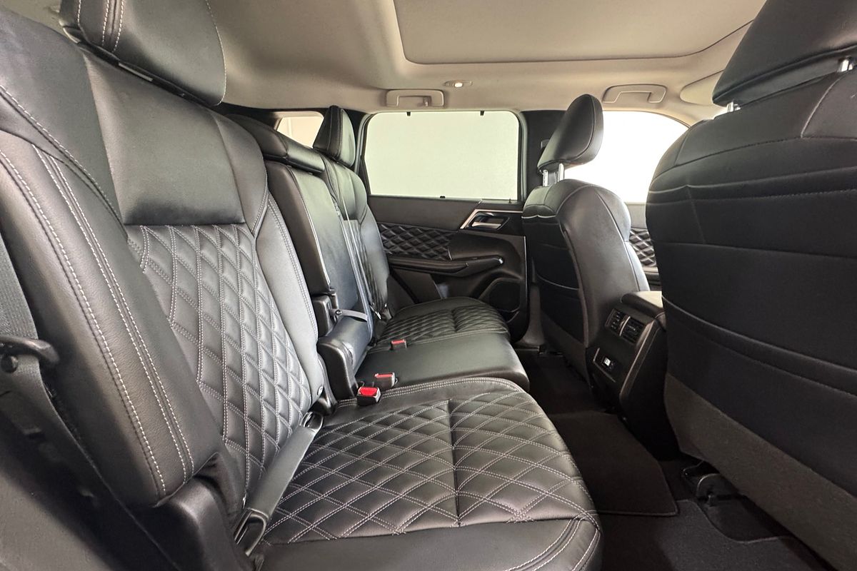 2023 Mitsubishi Outlander Exceed ZM