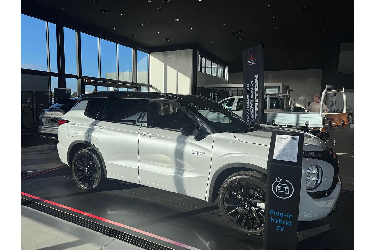 2024 Mitsubishi Outlander PHEV GSR ZM