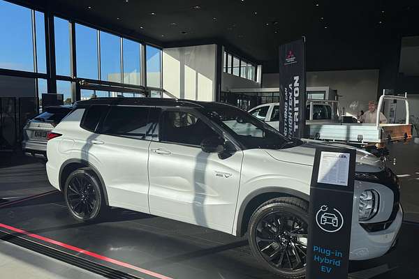 2024 Mitsubishi Outlander PHEV GSR ZM