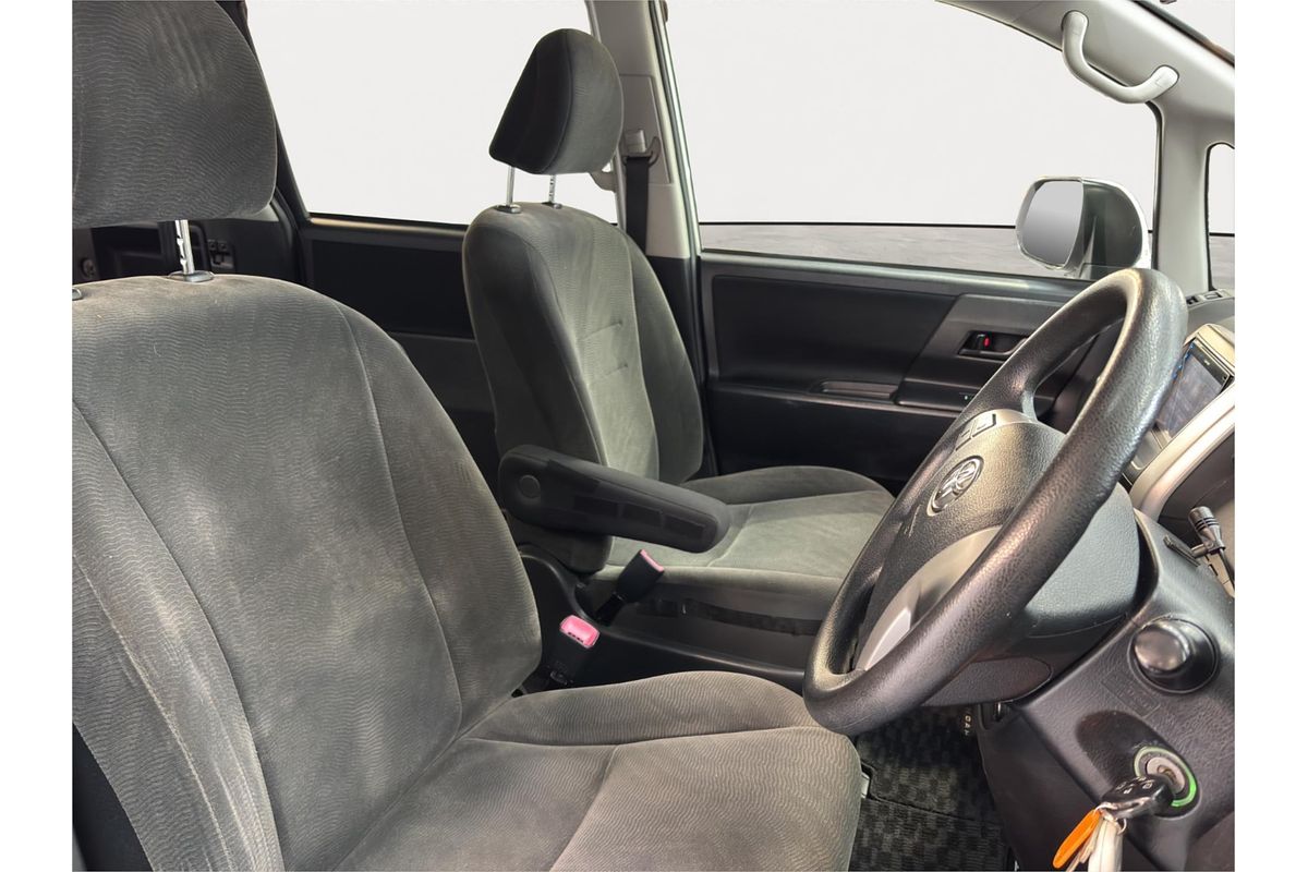 2011 Toyota Noah X L SELECTION SLOPE TYPE 1 ZZR70G