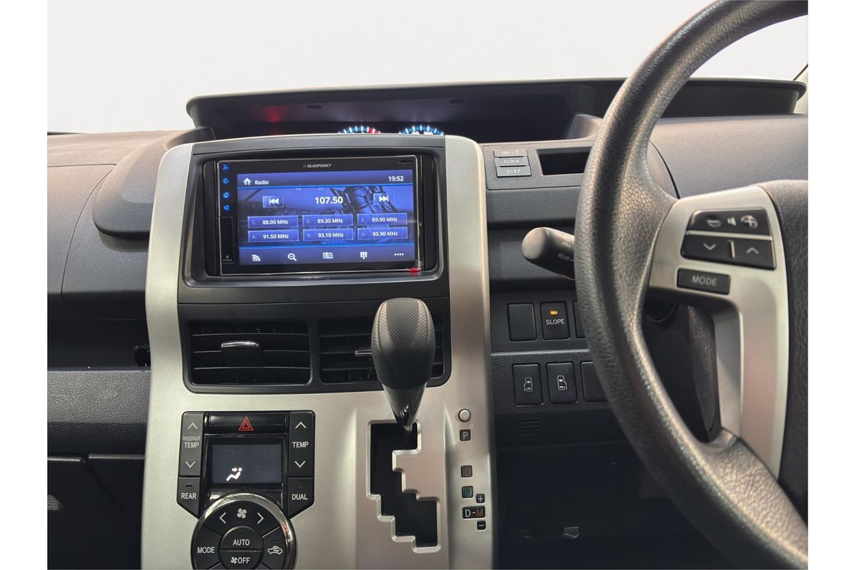 2011 Toyota Noah X L SELECTION SLOPE TYPE 1 ZZR70G