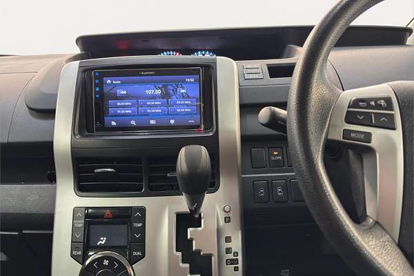 2011 Toyota Noah X L SELECTION SLOPE TYPE 1 ZZR70G