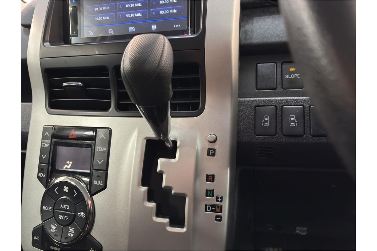 2011 Toyota Noah X L SELECTION SLOPE TYPE 1 ZZR70G