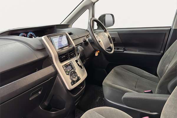 2011 Toyota Noah X L SELECTION SLOPE TYPE 1 ZZR70G