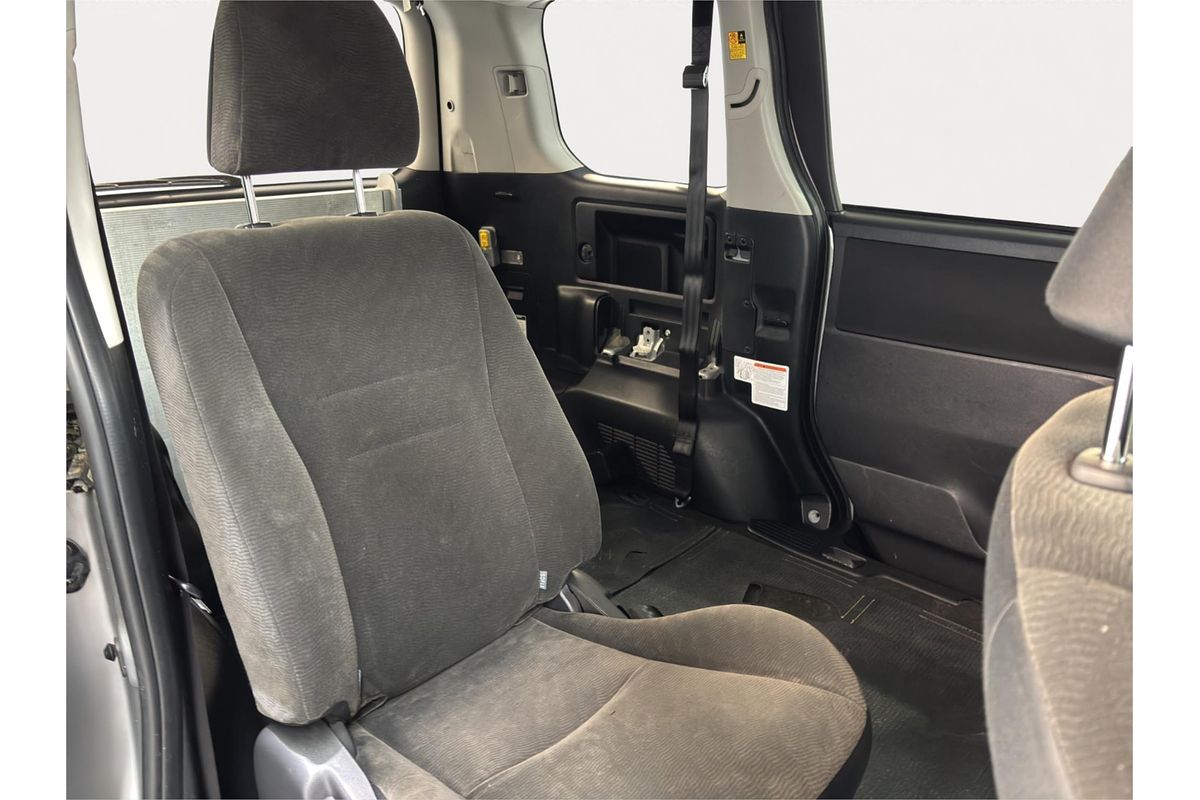 2011 Toyota Noah X L SELECTION SLOPE TYPE 1 ZZR70G