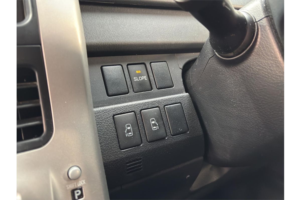2011 Toyota Noah X L SELECTION SLOPE TYPE 1 ZZR70G