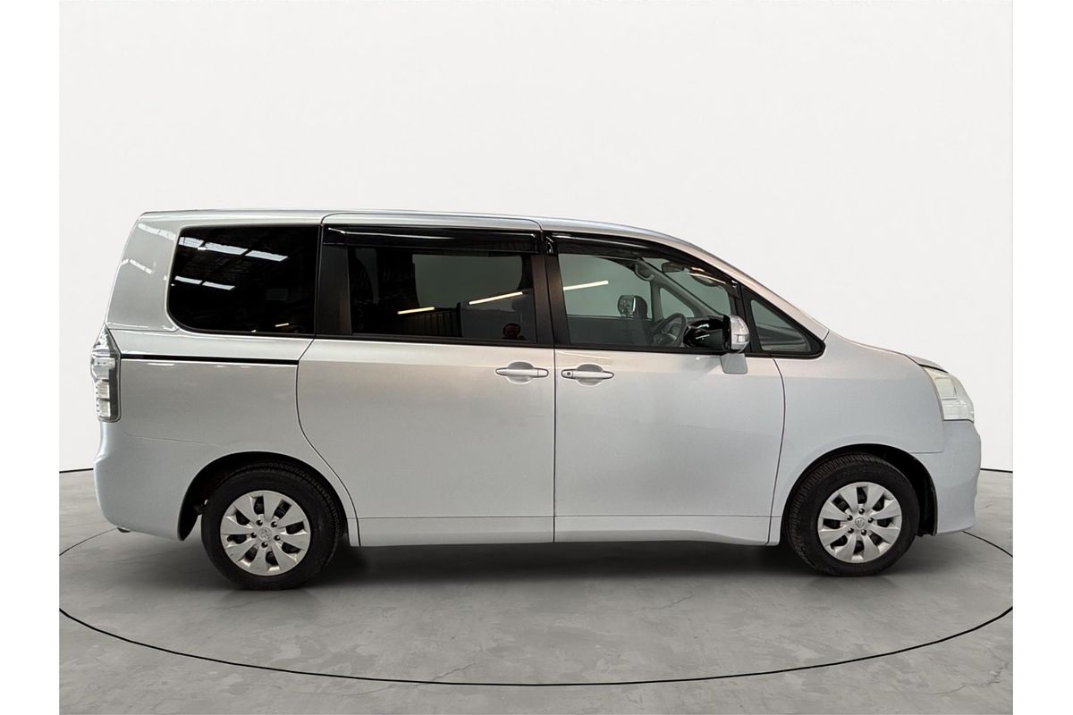 2011 Toyota Noah X L SELECTION SLOPE TYPE 1 ZZR70G