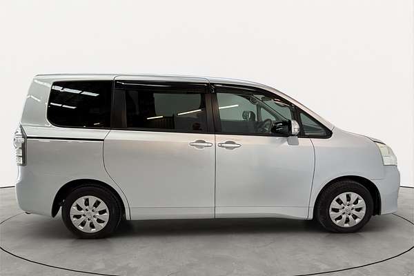 2011 Toyota Noah X L SELECTION SLOPE TYPE 1 ZZR70G