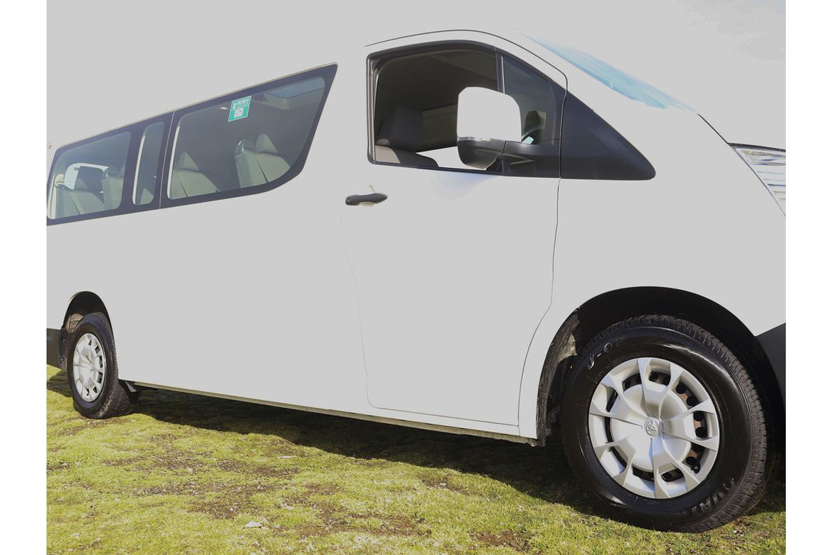 Hiace Bus SLWB 2.8L T Diesel Automatic 9633060 001