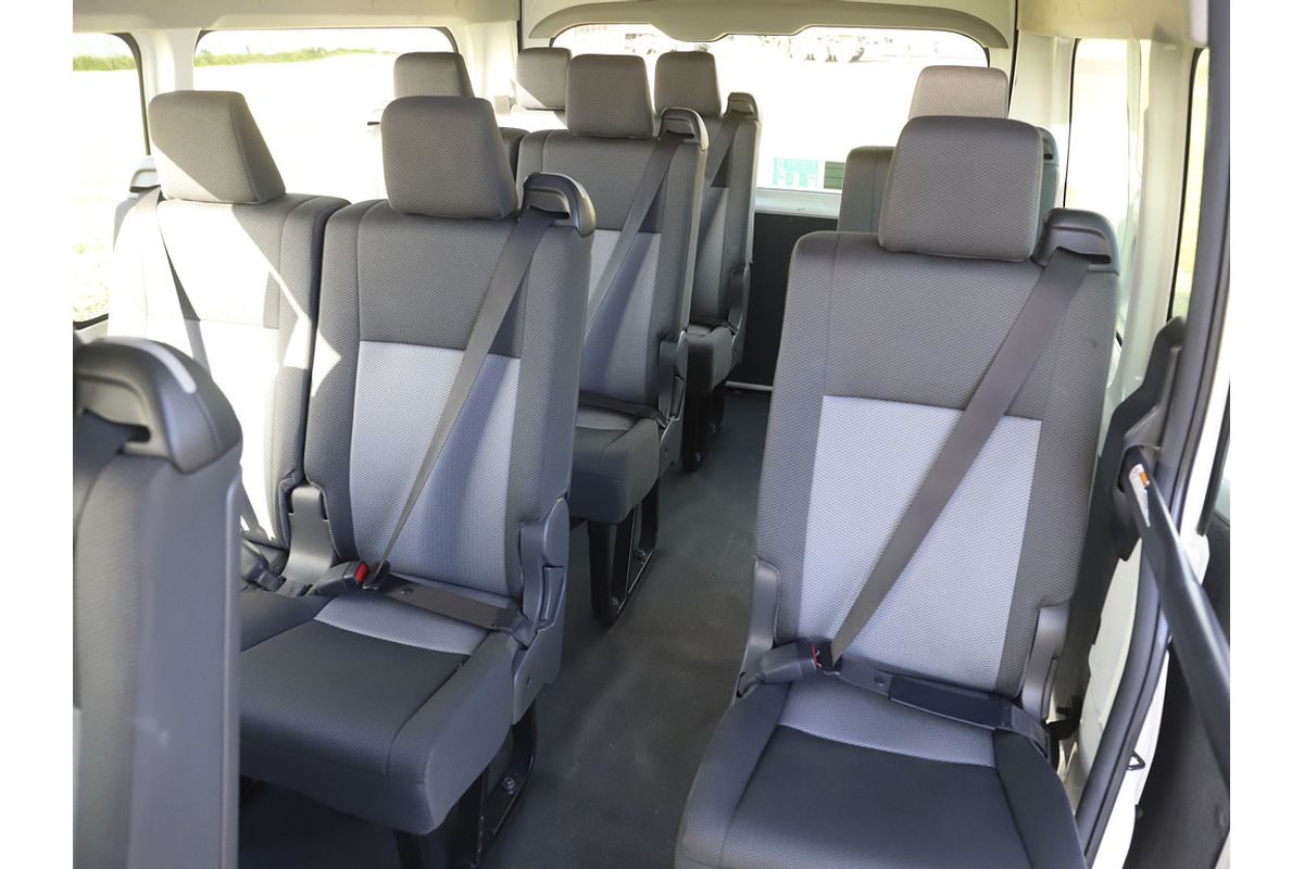 Hiace Bus SLWB 2.8L T Diesel Automatic 9633060 001