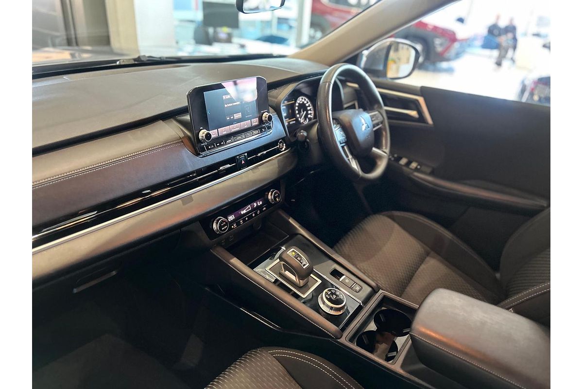 2023 Mitsubishi Outlander ES ZM
