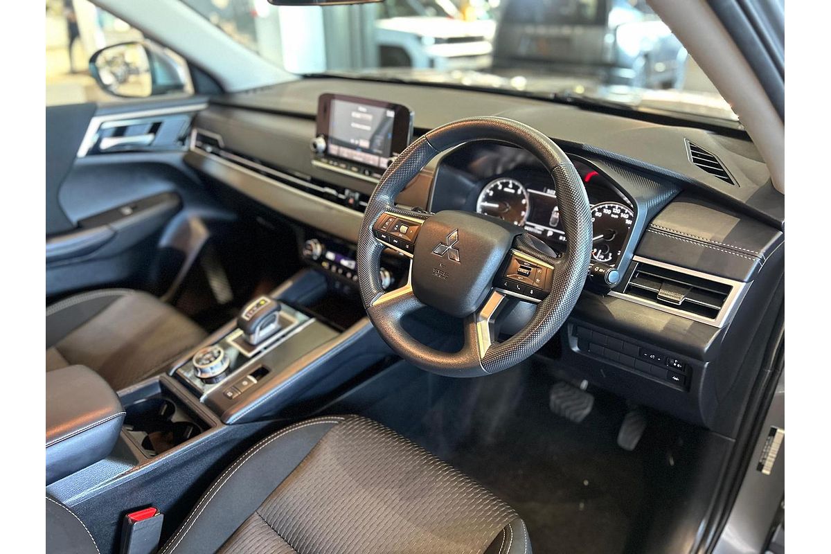 2023 Mitsubishi Outlander ES ZM