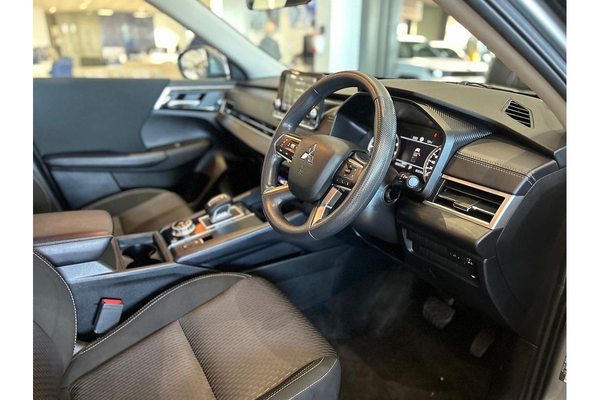 2023 Mitsubishi Outlander ES ZM