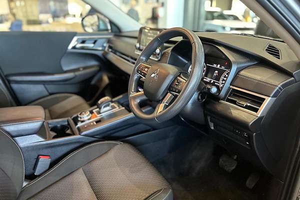 2023 Mitsubishi Outlander ES ZM