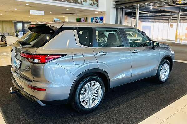 2023 Mitsubishi Outlander ES ZM
